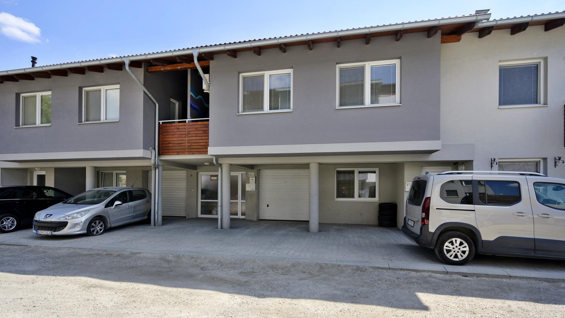 4 IZBOVÝ S GARÁŽOU NA HRADSKEJ ULICI - PREDANÉ