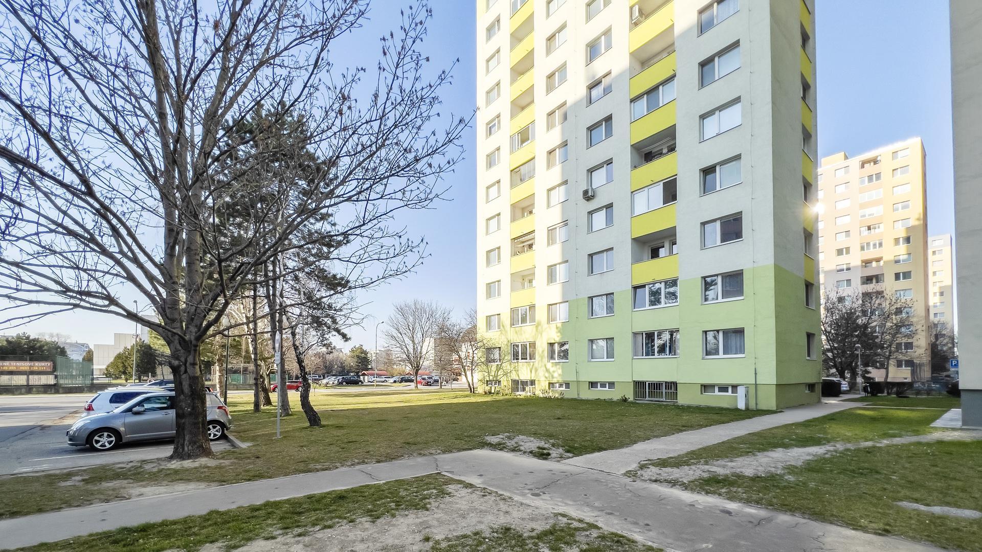 3 IZBOVÝ BYT NA KORYTNICKEJ ULICI V PODUNAJSKÝCH BISKUPICIACH - PREDANÉ