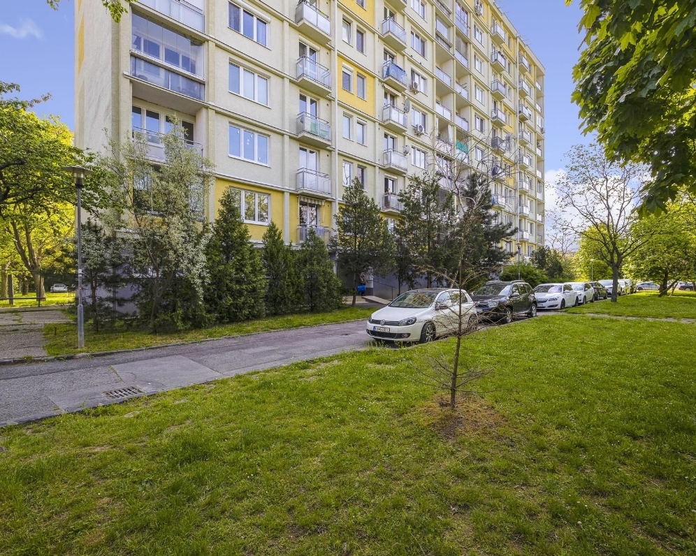 3 IZBOVÝ BYT NA KOMÁRNICKEJ ULICI - PREDANÉ