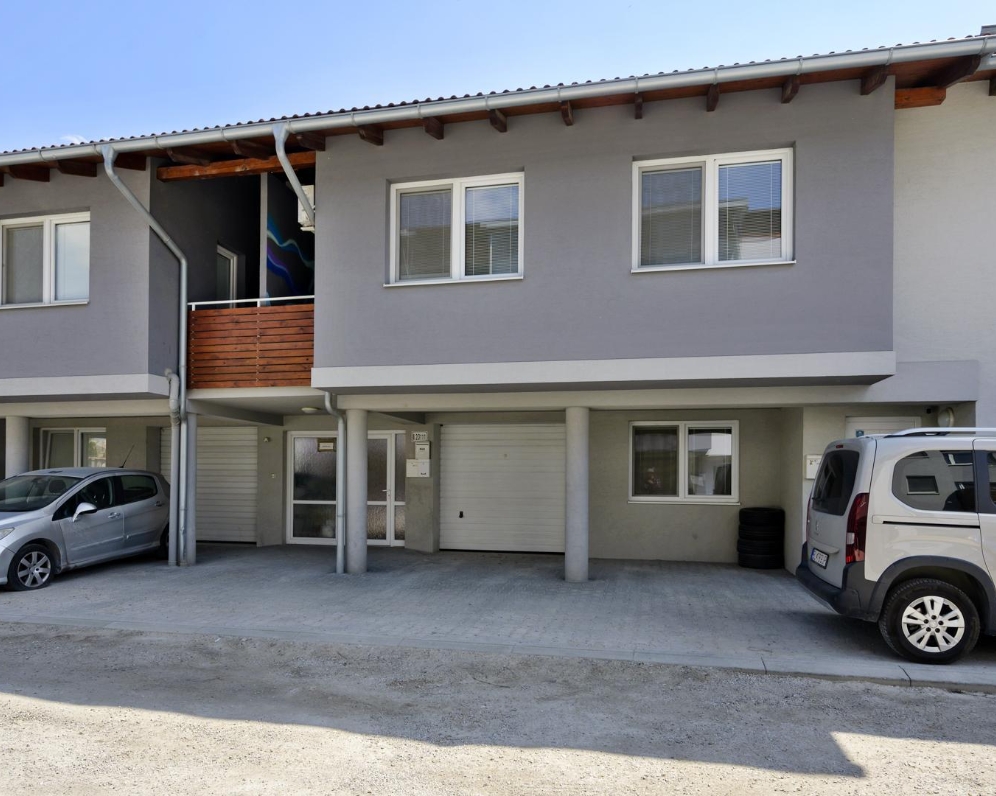 4 IZBOVÝ S GARÁŽOU NA HRADSKEJ ULICI - PREDANÉ